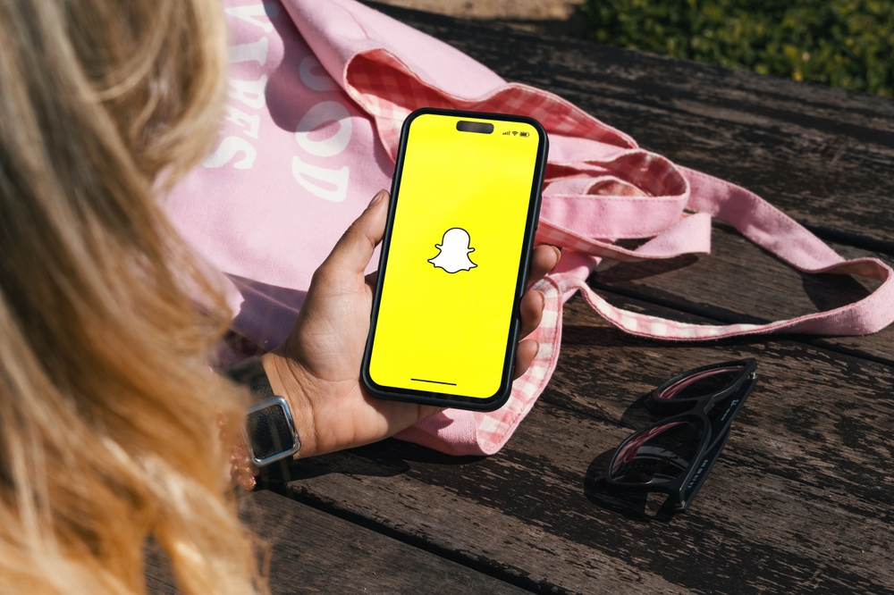 find out who someone is talking to on snapchat
