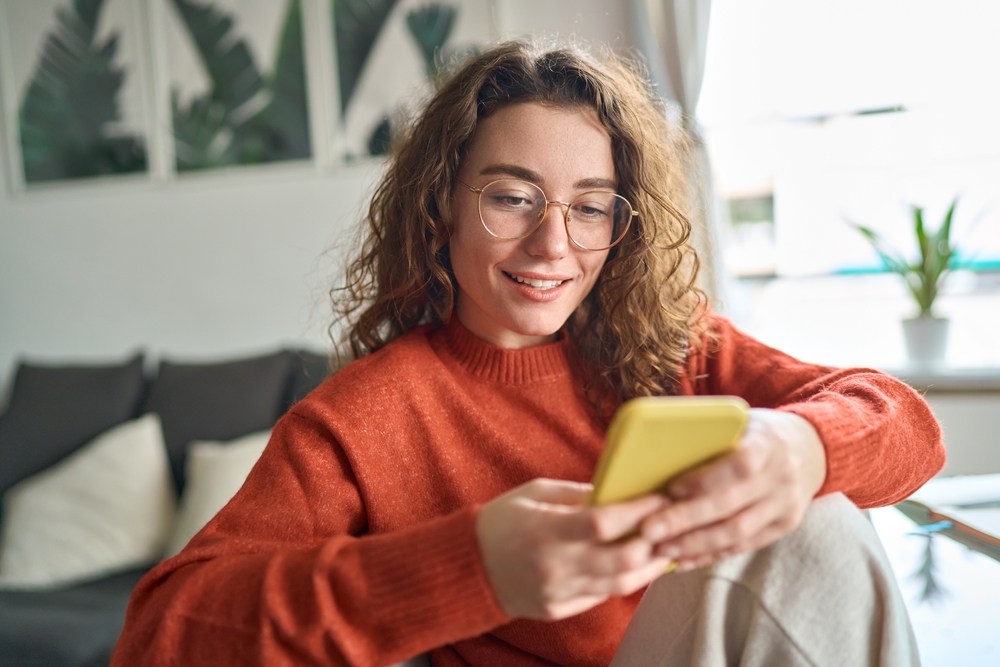 how to see who my boyfriend is talking to on snapchat?