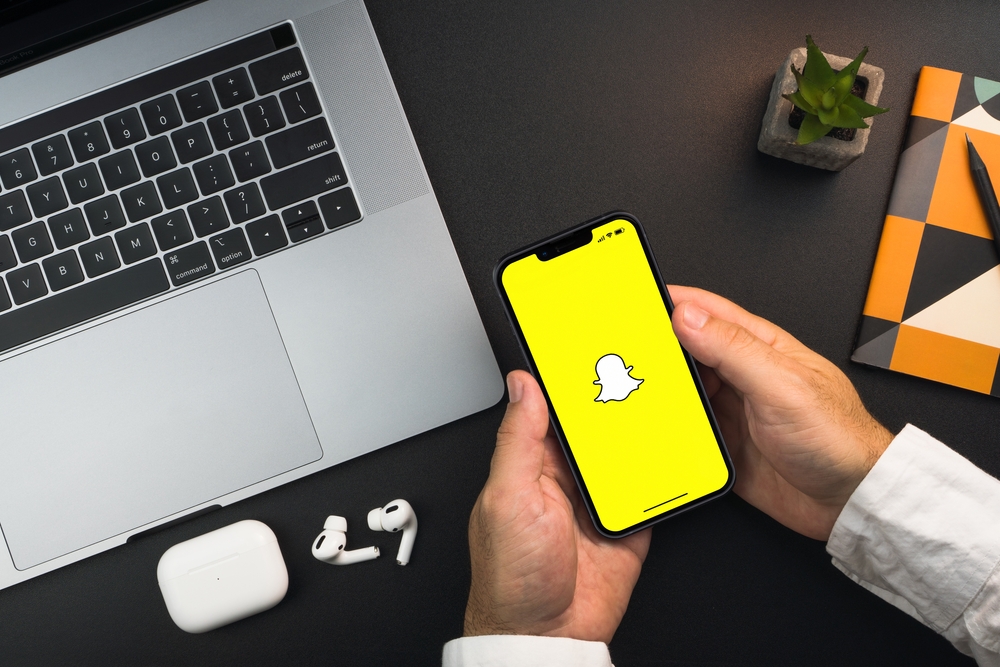 monitor Snapchat conversations