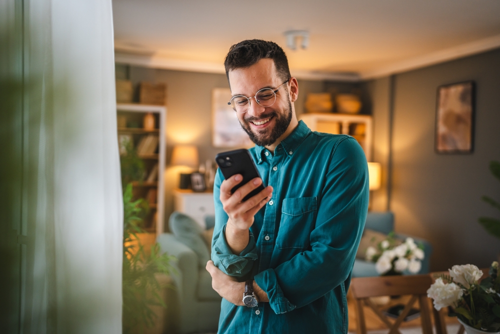 how to check boyfriend's phone without him knowing