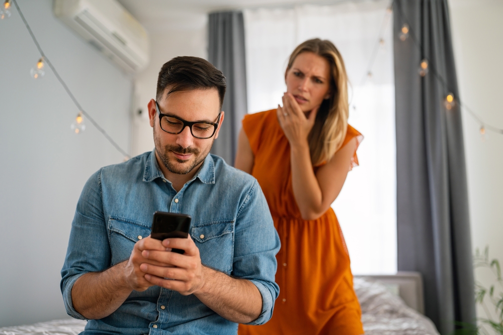 how to see who your husband is texting without access to his phone